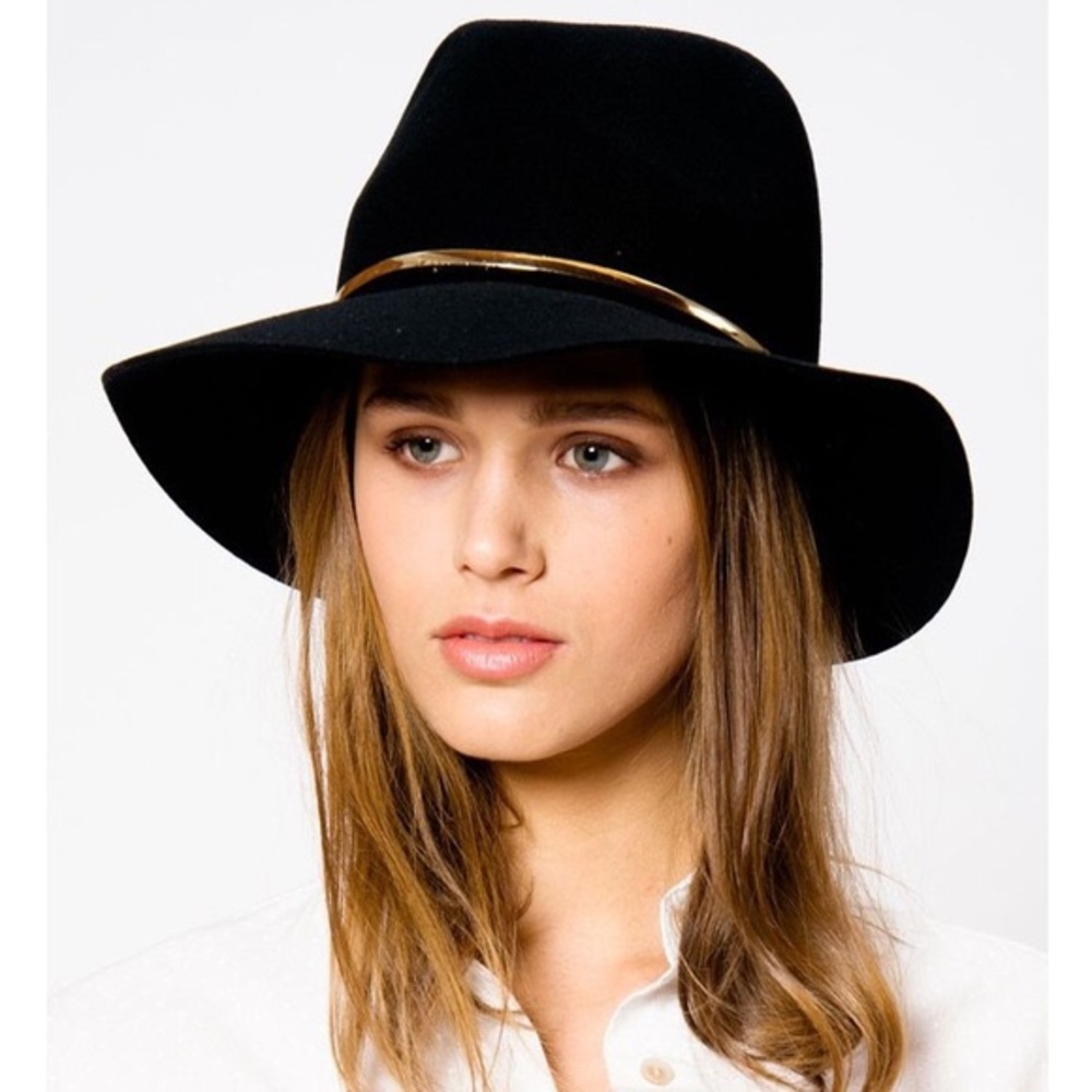 Janessa Leone Stephen hat